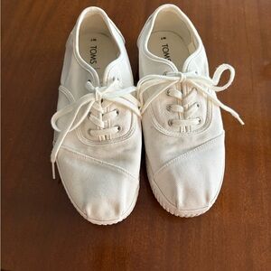 TOMS Ivory Canvas Lace-Up Shoes